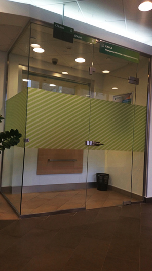 Изготовление стеклянных распашных дверей компанией Гласстрой