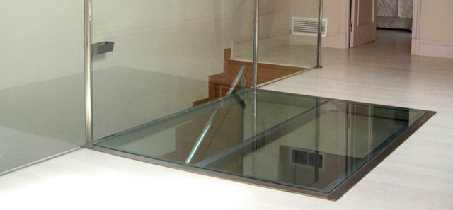 Стеклянная лестница, ограждение балкона и пол из стекла