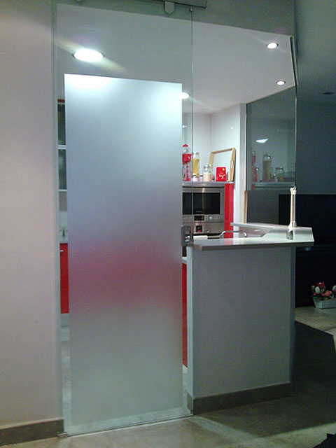 Матовая стеклянная дверь для компактной кухни