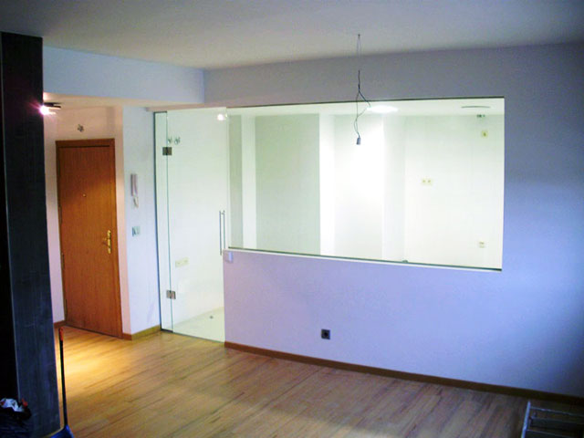 Стеклянные перегородки и дверь из прозрачного полотна