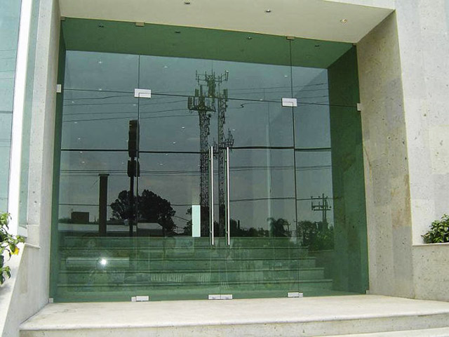 Маятниковая дверь из прозрачного закаленного стекла