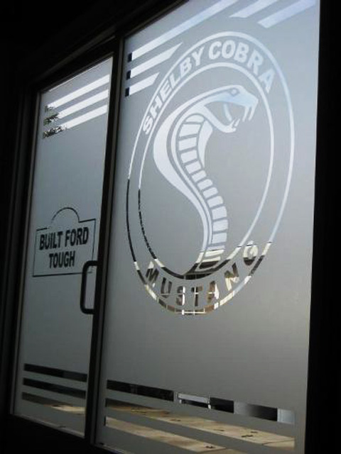Стеклянная матовая дверь в кафе с прозрачным рисунком