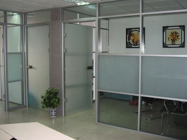Стеклянные двери в офис