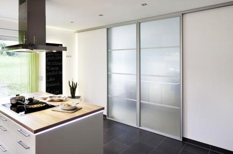 Раздвижная стеклянная дверь в комнату из кухни