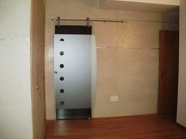 Одностворчатая раздвижная дверь из стекла в ванную комнату