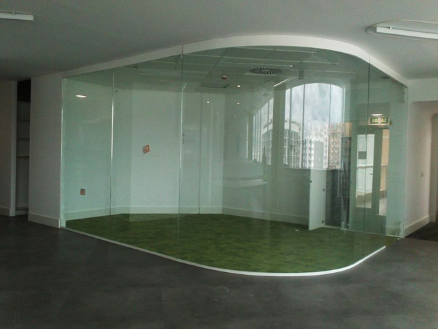 Радиусная стеклянная перегородка в офисе