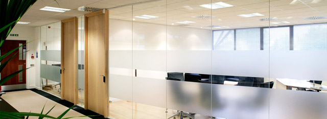 Разделение пространства в офисе с помощью звукопоглощающих перегородок из стекла
