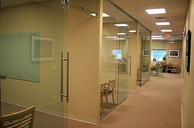 Офисные комнаты из стеклянных перегородок