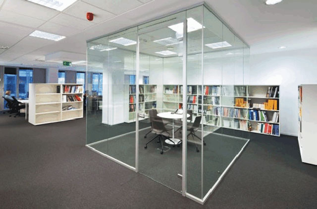 Звукоизолированная комната из стекла в центре офиса