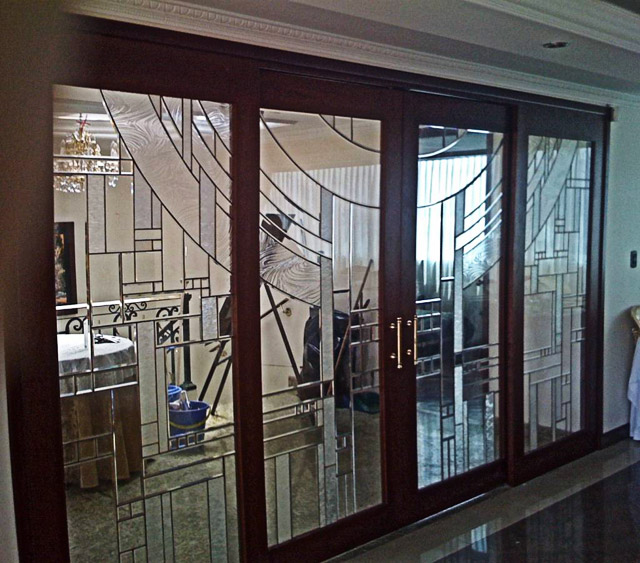 Стеклянные двери из фацетированного стекла в виде мозаики