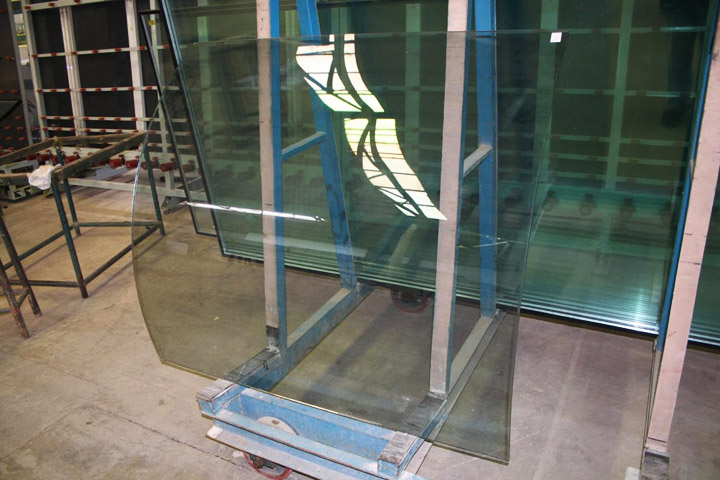 Гнутое (моллированное) ламинированное стекло для радиусных перегородок