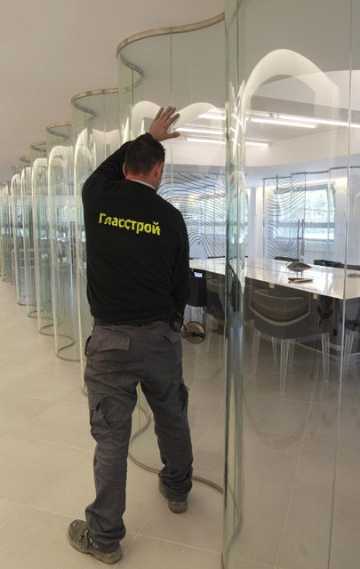 Установка офисных перегородок из гнутого стекла (триплекс)