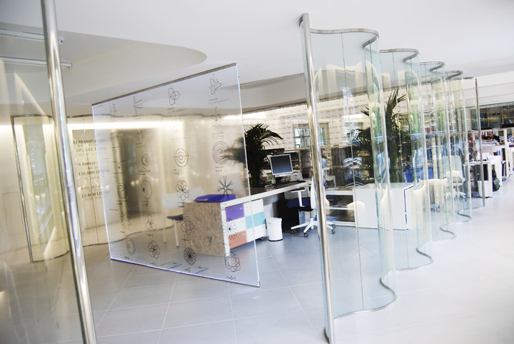 Гнутые стеклянные перегородки повышенной прочности в офисе