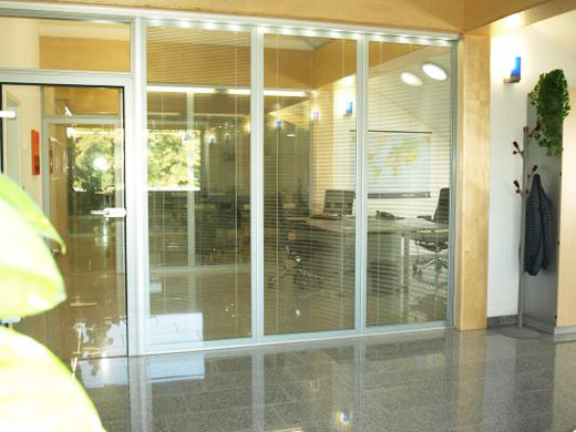 Закаленное стекло для входных групп, перегородок и дверей в офисе