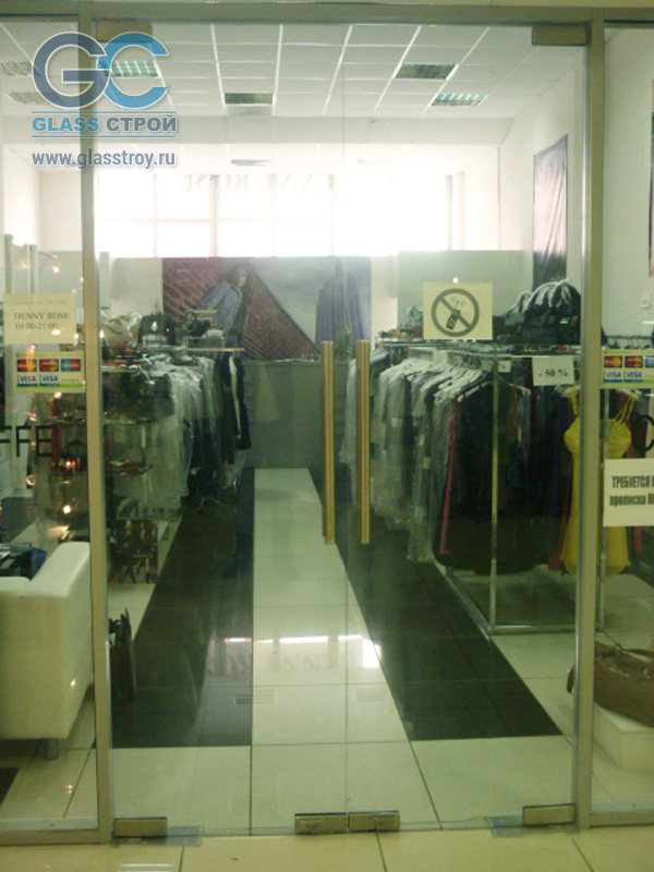 Вход в бутик оборудован маятниковыми стеклянными дверьми и прозрачными перегородками