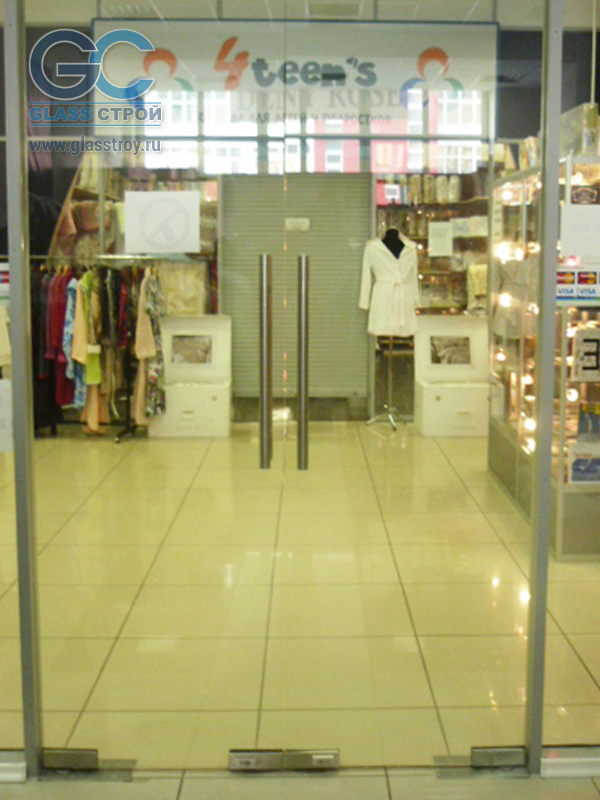 Вход в бутик оборудован маятниковыми стеклянными дверьми и прозрачными перегородками. Вид с другого ракурса