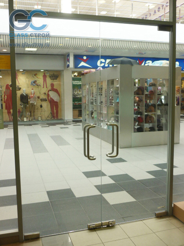 Закрытые стеклянные двери в торговом комплексе внутри помещения