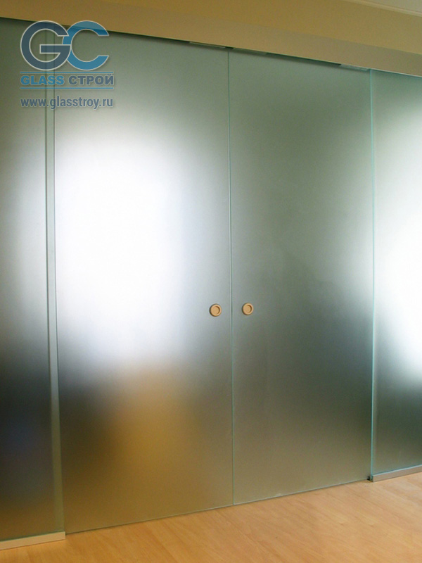 Полупрозрачные матовые двери в офисе помогут сохранить световой поток