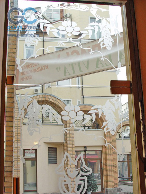 Стеклянная дверь в кафе с рисунком из пленки