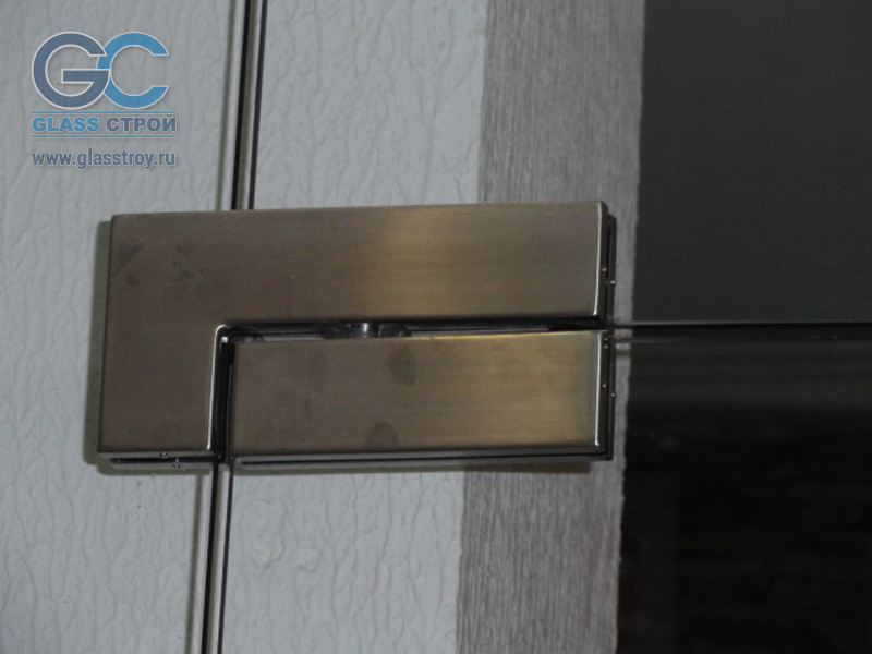 Поворотный механизм для распашной двери из стекла