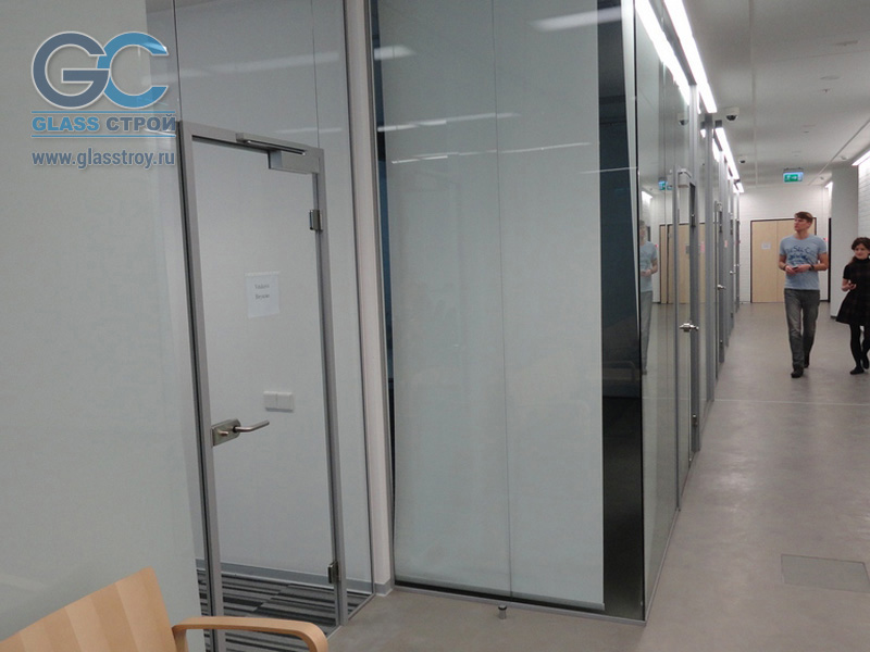 Прозрачные офисные перегородки со шторами