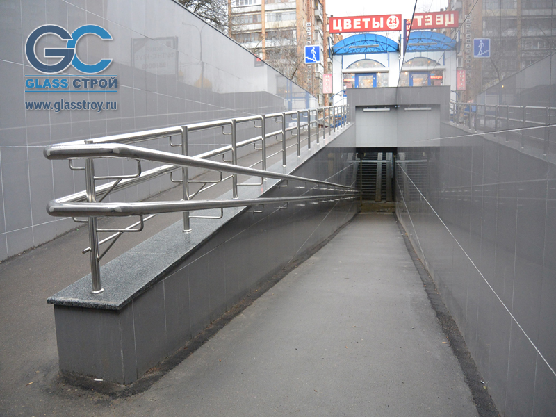 Безопасные нержавеющие перила для подземного перехода в Москве
