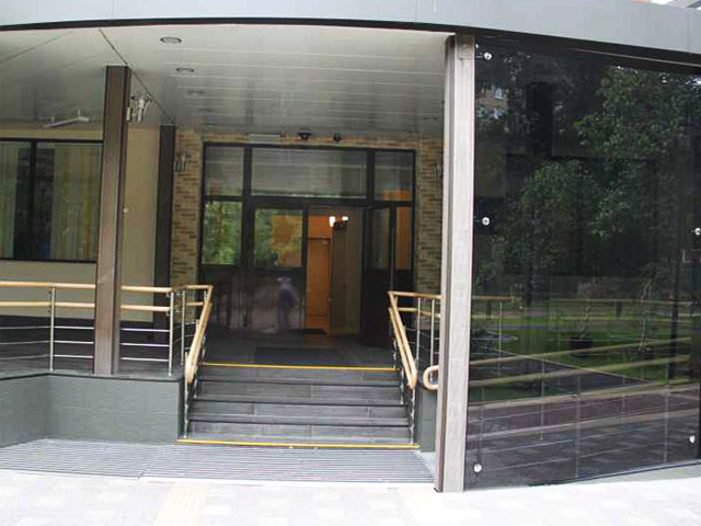 Стеклянные перегородки и двери для входной группы в Центре Реабилитации