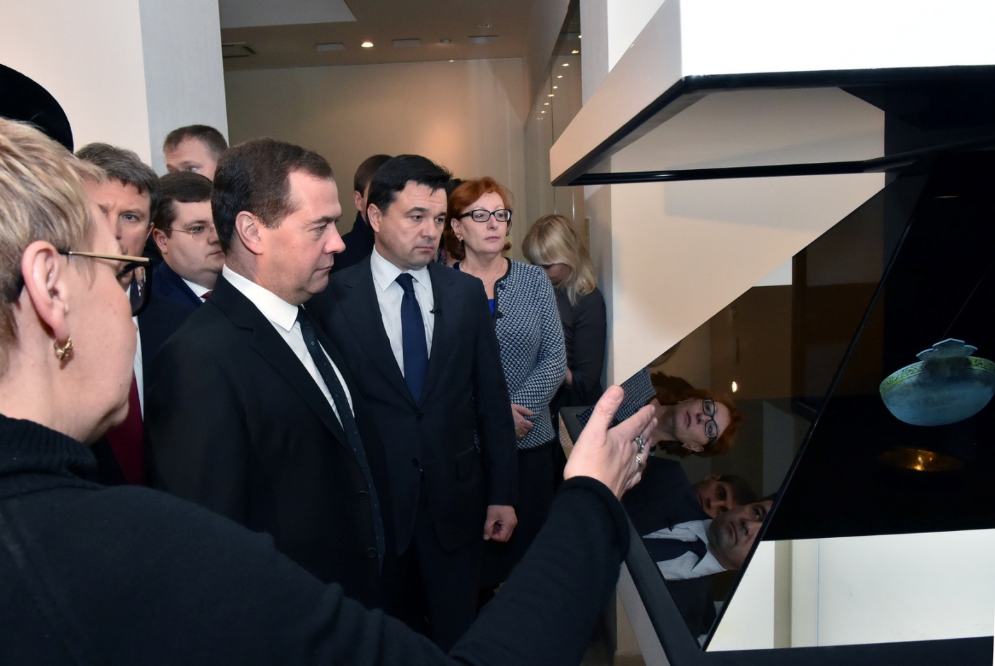 Дмитрий Медведев смотрит через стеклянную перегородку