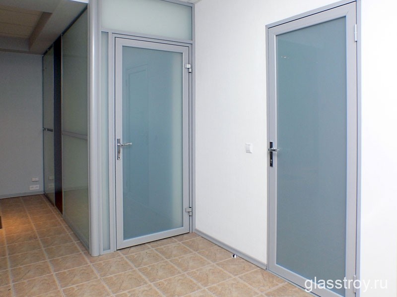 Стеклянные матовые двери в алюминиевых коробках для офиса