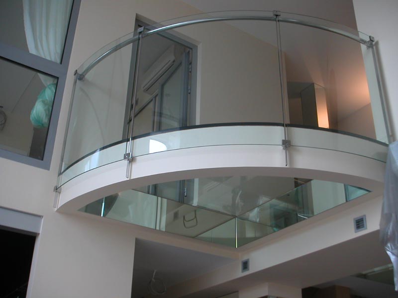Радиусные стеклянные перила для балконов