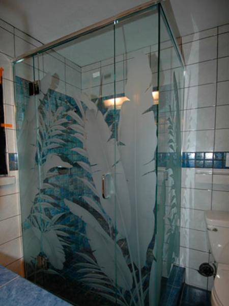 Узорчатое декорирование стеклянных перегородок для душевых
