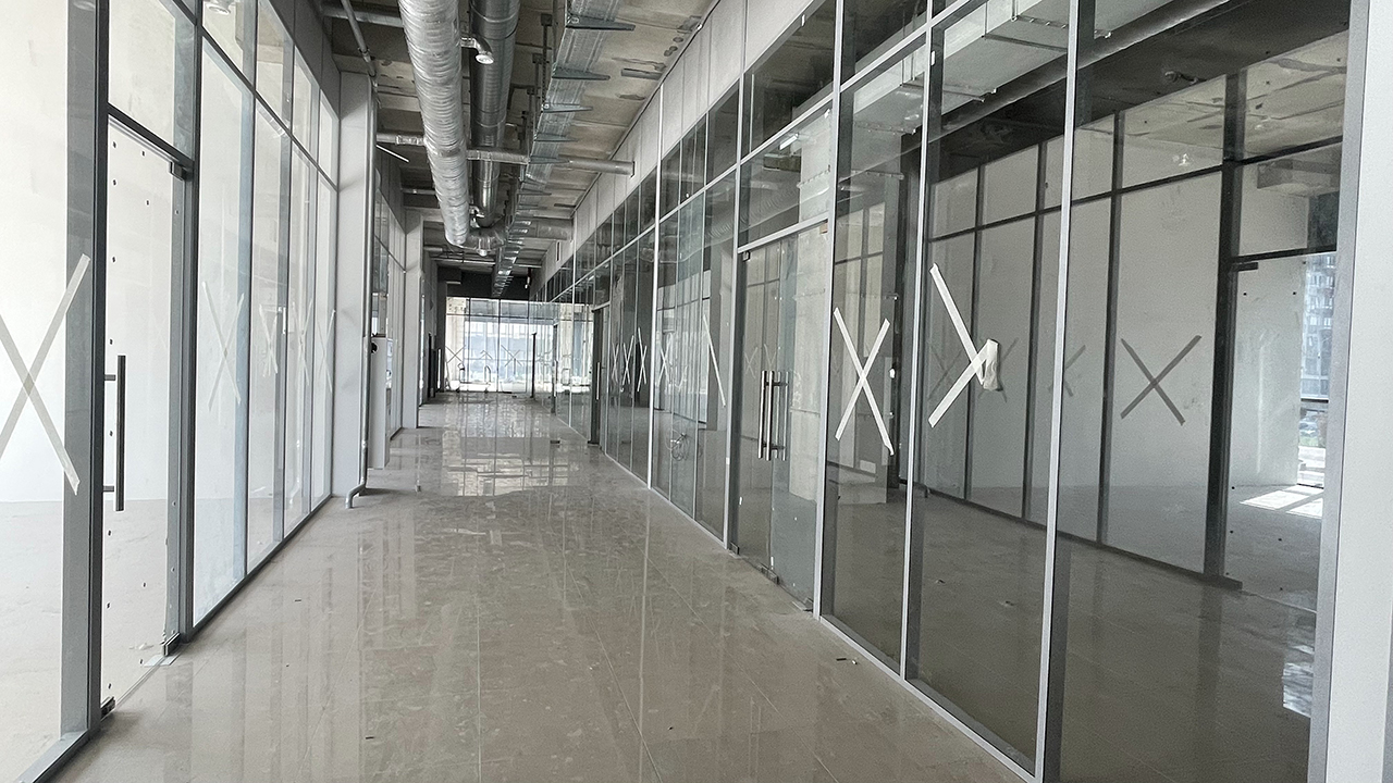 Монтаж каркасных стеклянных перегородок