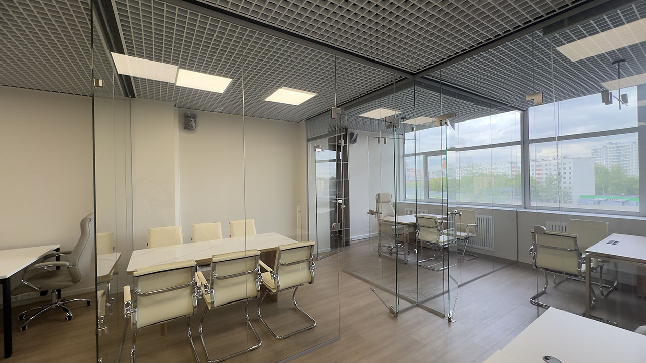 Стеклянные перегородки и двери для создания переговорных и совещательных комнат