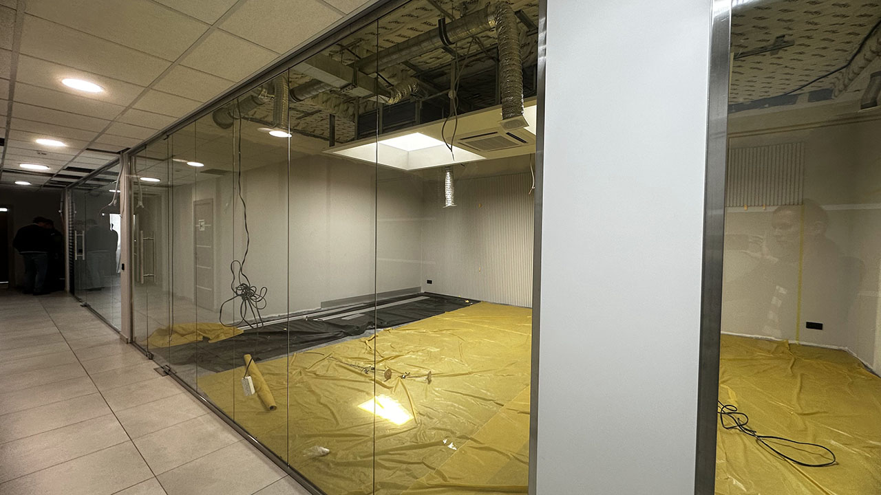 Как стеклянные перегородки могут снизить затраты на электроэнергию в вашем офисе