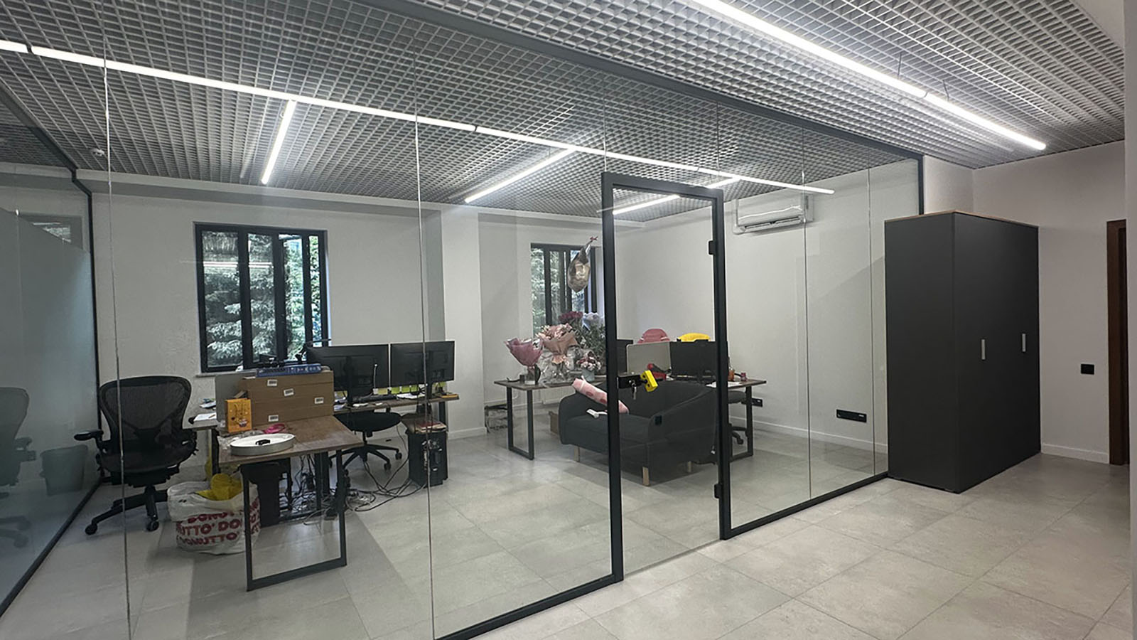 Требования и нормы безопасности для стеклянных перегородок и дверей