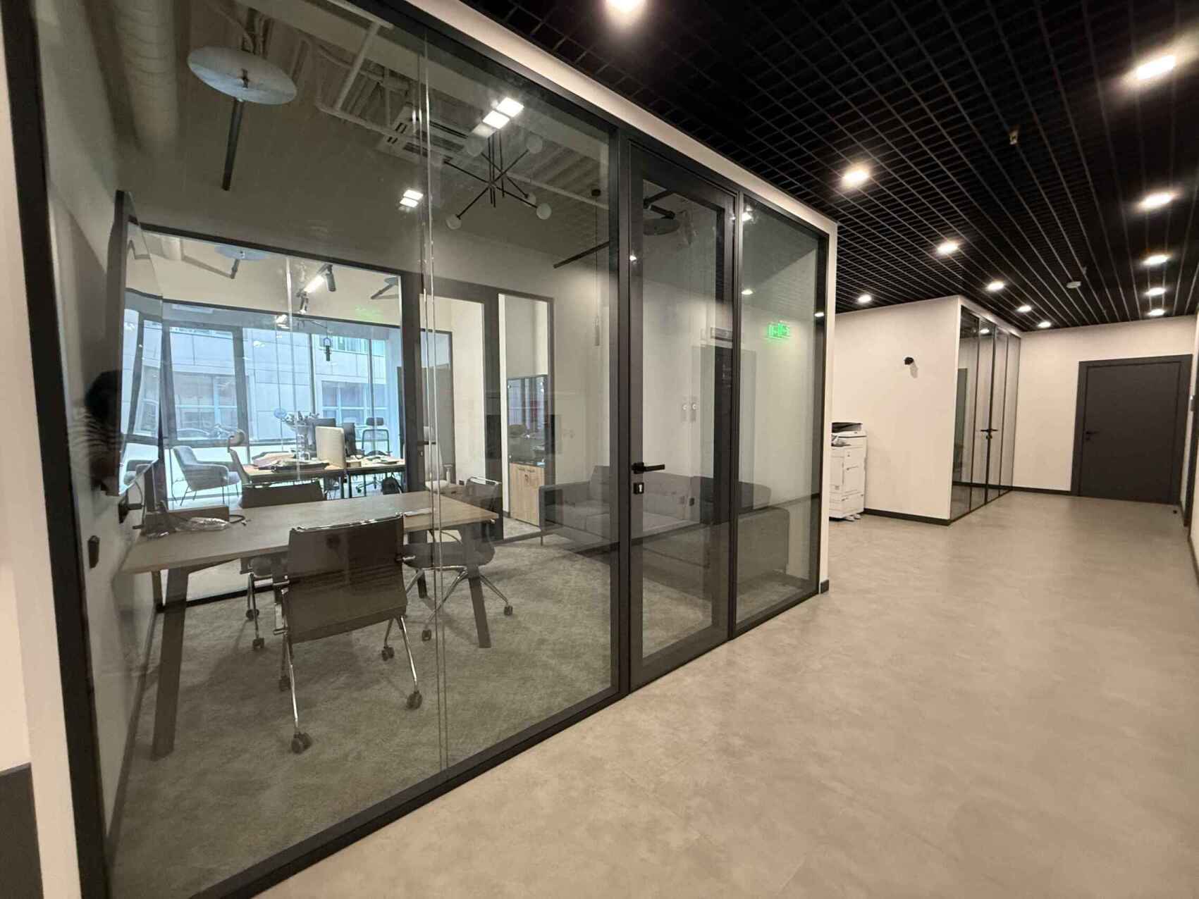 Цельностеклянные перегородки с двойным остеклением