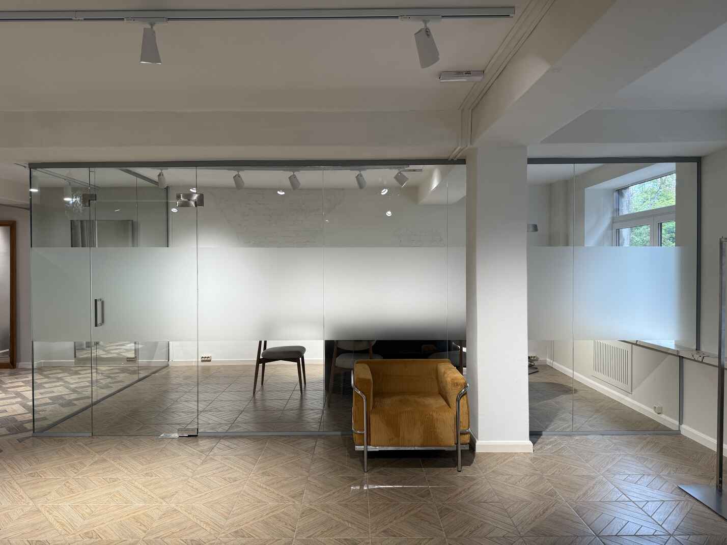 Цельностеклянные перегородки с плёнкой