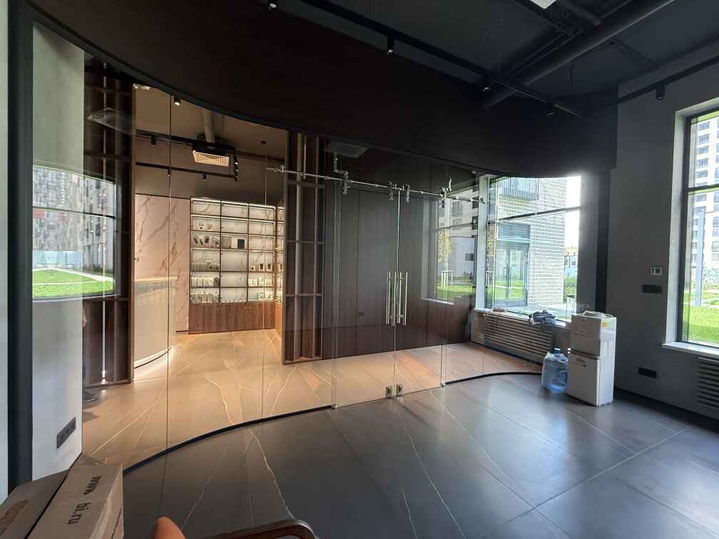 Раздвижные стеклянные конструкции