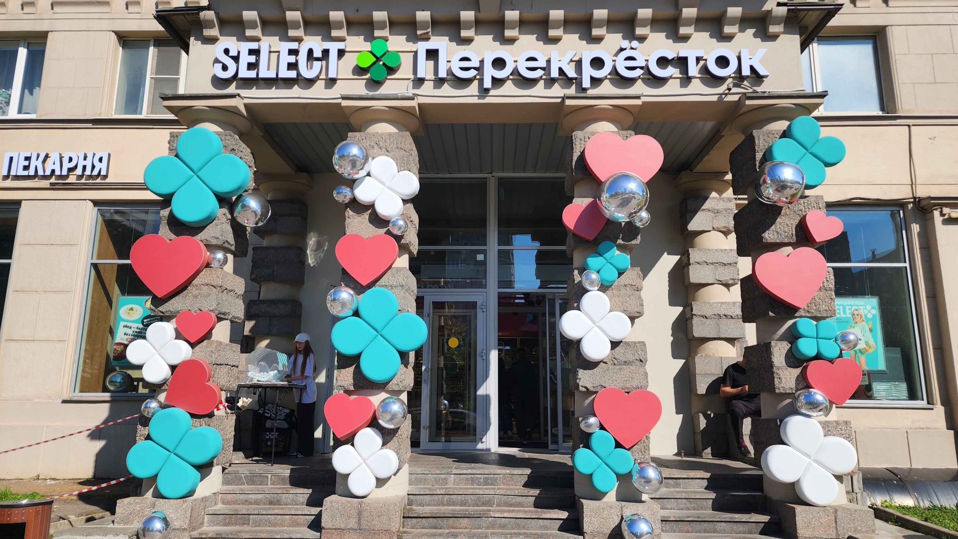 Новая входная группа с автоматикой для сети «Перекрёсток»