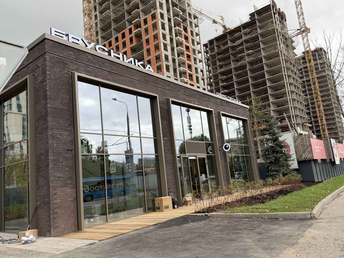 Цельностеклянные решения для современного офиса девелопера «Брусника»