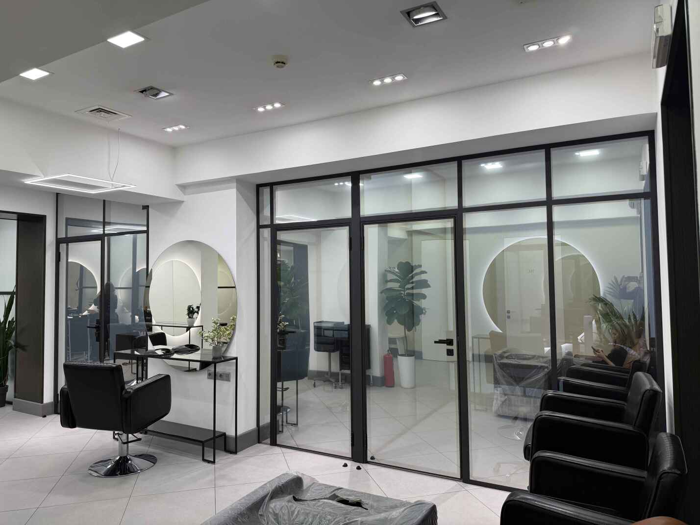 Стеклянные конструкции для кабинетов красоты