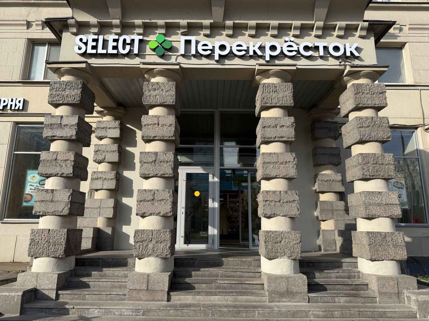 Автоматические двери для входной группы магазина