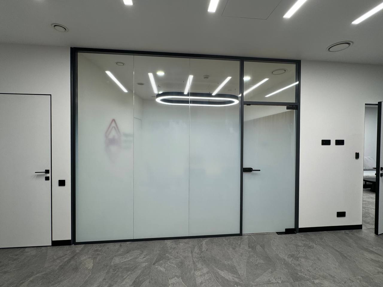 Цельностеклянные перегородки с градиентной плёнкой