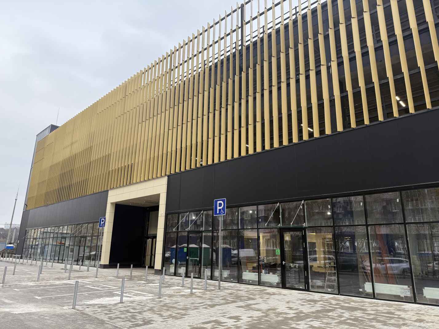 Зонирование торговых площадей: опыт реализации остекления 350 м² в строящемся комплексе Москвы