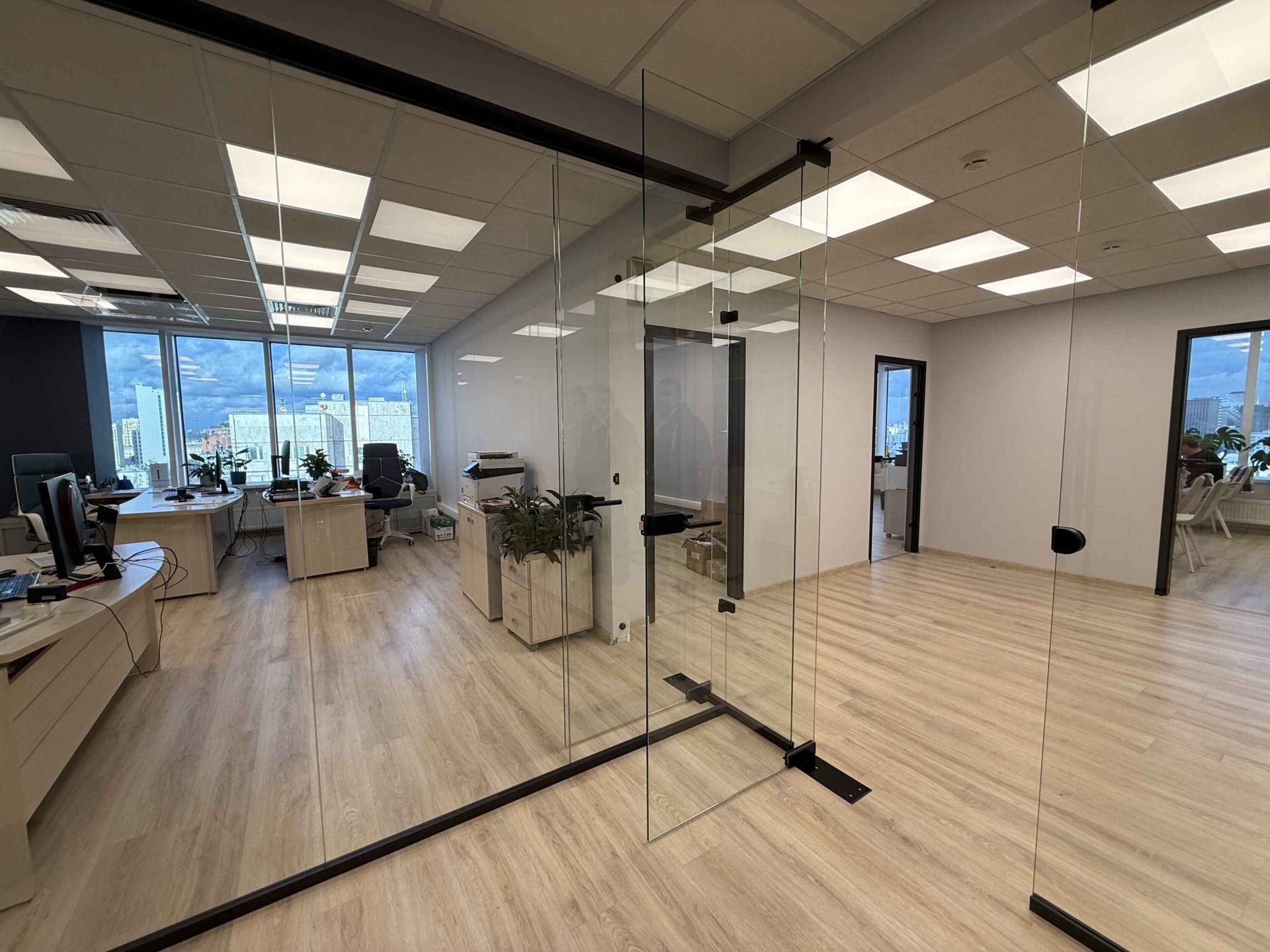 Бескаркасные перегородки и маятниковые двери