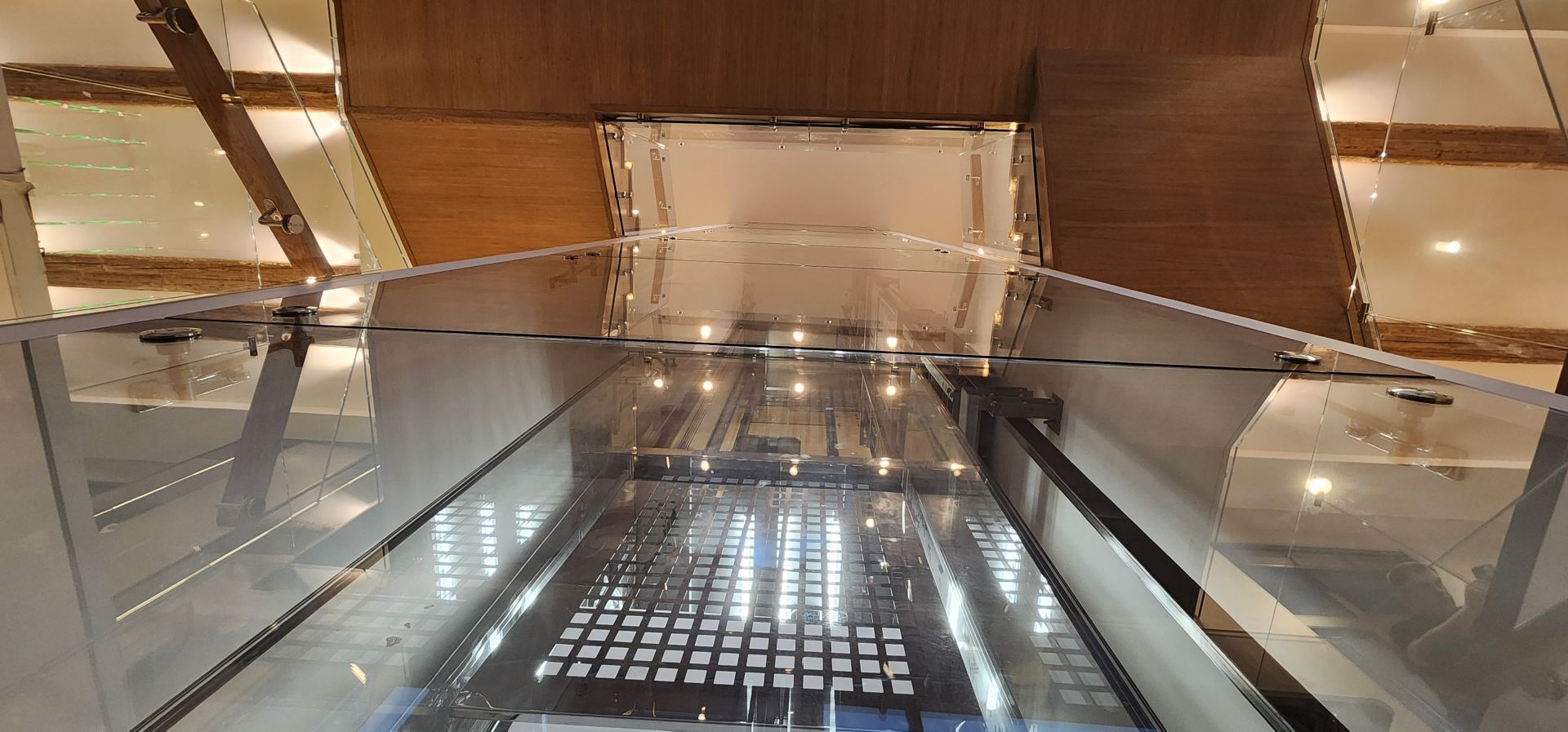 Стеклянная шахта лифта