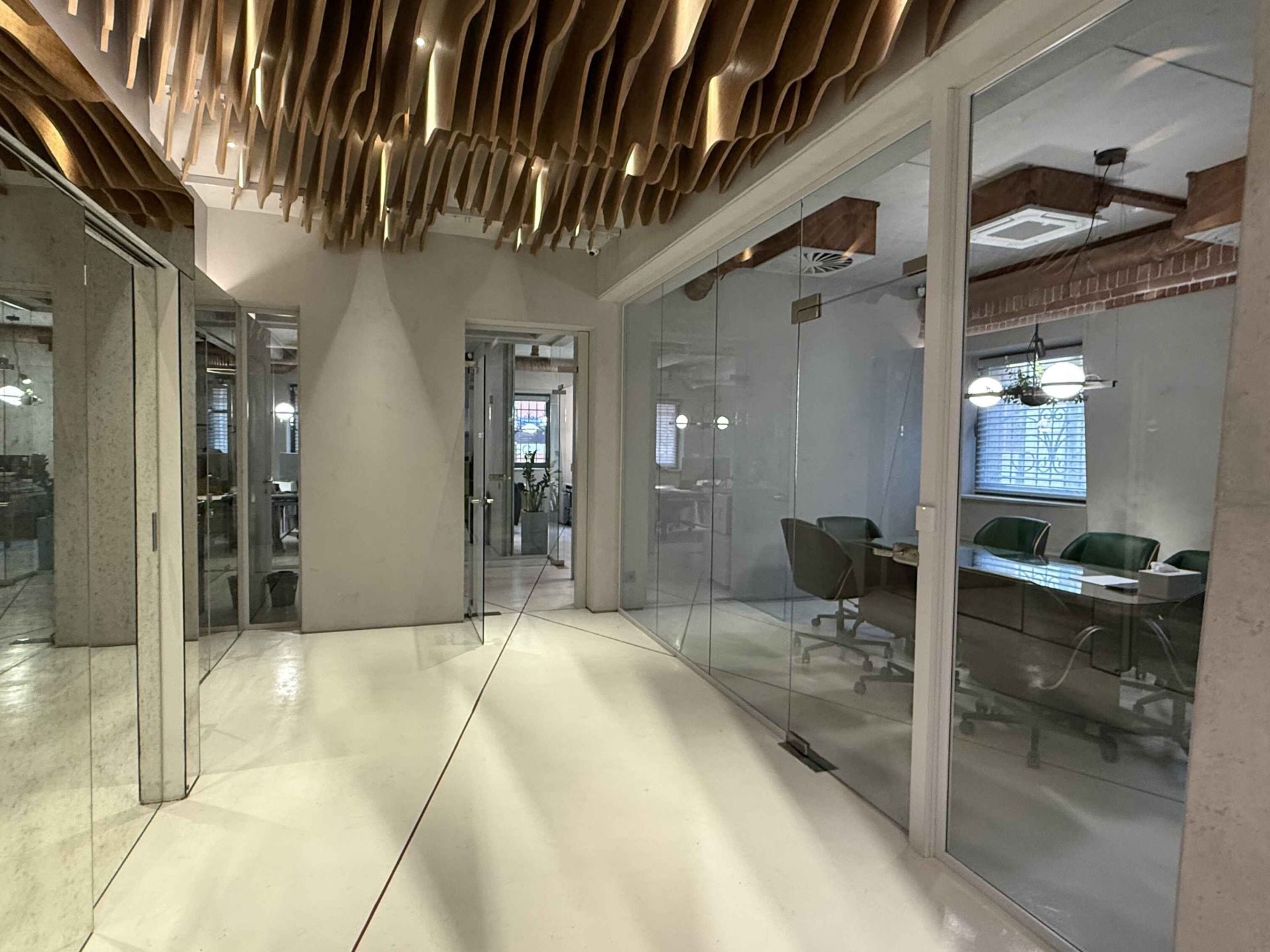 Бескаркасные стеклянные перегородки и маятниковые двери