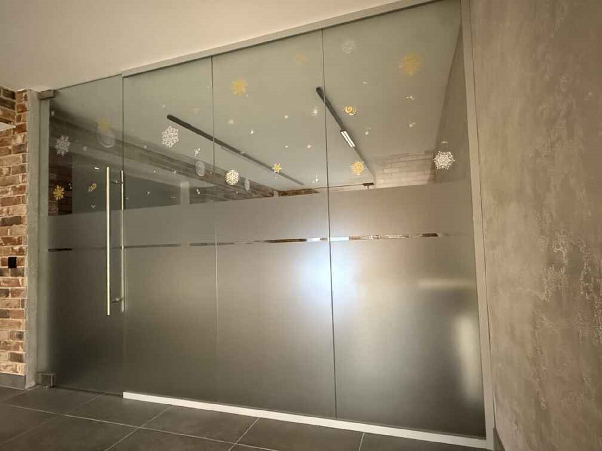 Цельностеклянные перегородки и двери