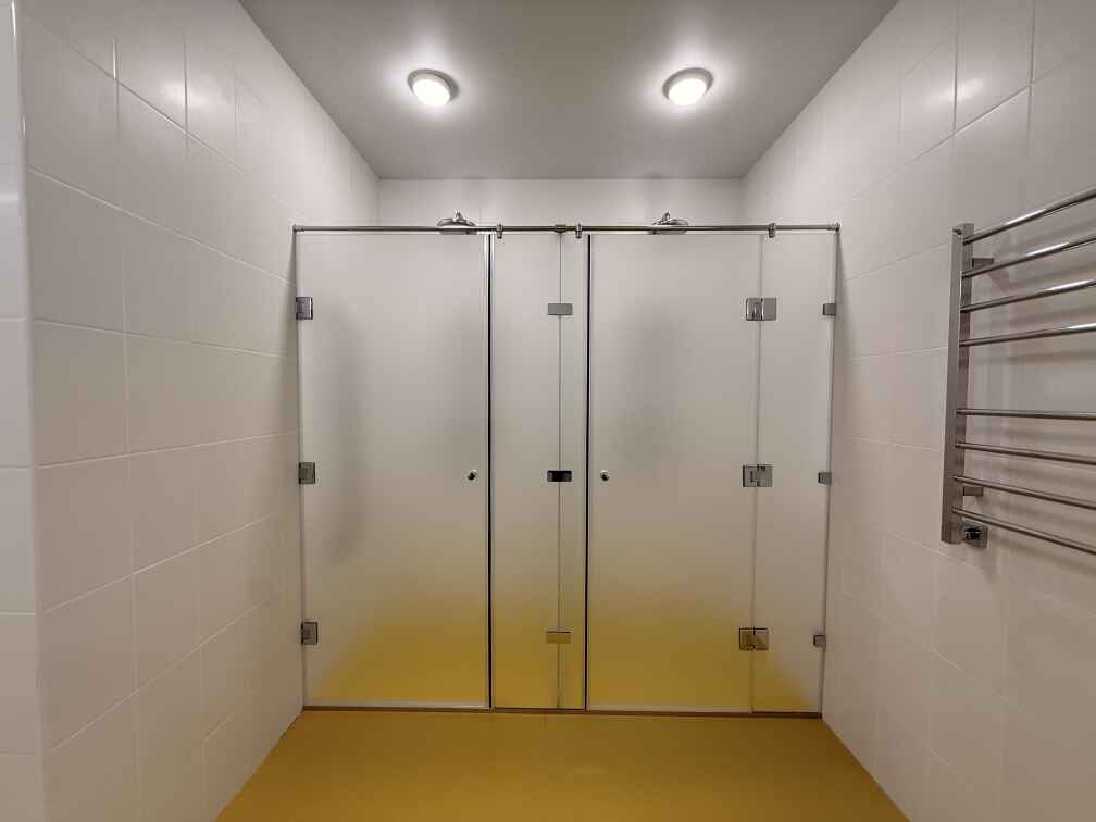 монтаж новых душевых перегородок