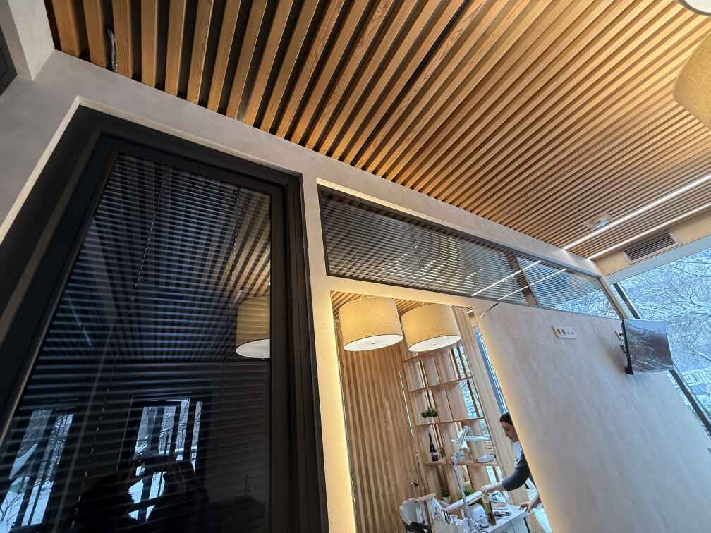 Стеклянные перегородки и двери с межрамными жалюзи